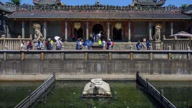 The courtyard and ceremonial architecture of Foshan Ancestral Temple
