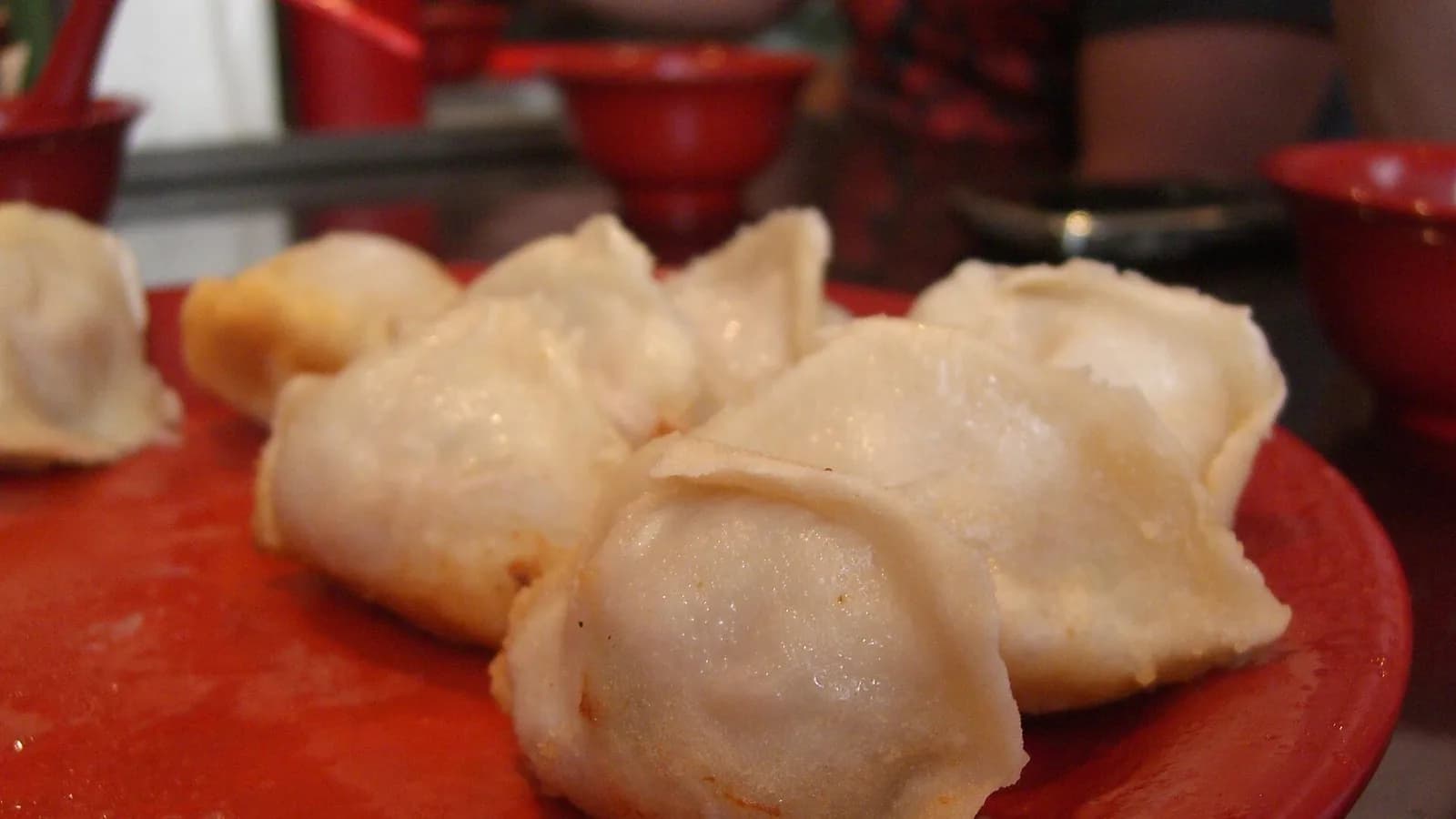 A guide sharing Shanghai dishes around a neighborhood table